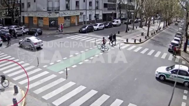 video: una ciclista y un taxi chocaron en camara lenta en 6 y 60