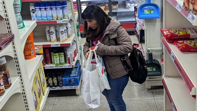 arrancan los tres dias de descuentos de cuenta dni sin tope en un hipermercado de la plata