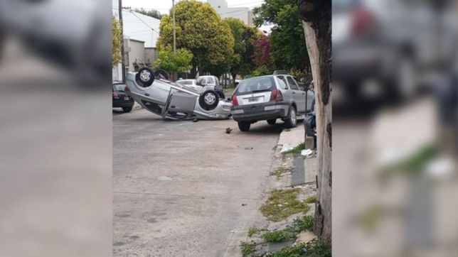 tremendo choque en la loma: un auto termino volcando boca arriba en plena calle
