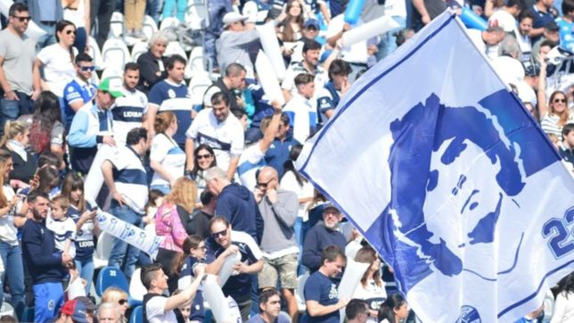 la explosion del 10: maradona llego a la plata y se puso los colores del lobo