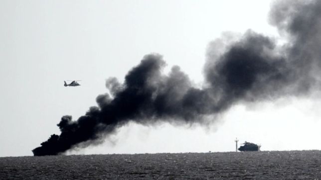video: se incendio un barco con tres personas a bordo en el rio de la plata