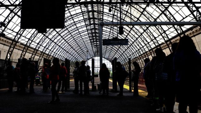 por una protesta en avellaneda el servicio del roca esta interrumpido y no hay trenes