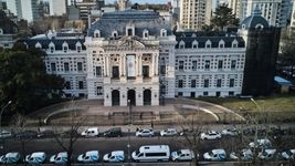 provincia otorgara un 10% mas de aumento a estatales y docentes y un bono de $30.000 provincia otorgara un 10% mas de aumento a estatales y docentes y un bono de $30.000