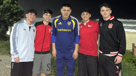 La particular foto de Riquelme con hinchas de Estudiantes en una playa de Brasil
