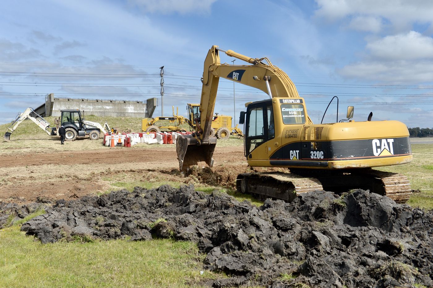 city bell obra maquina  bajada autopista (2).jpg