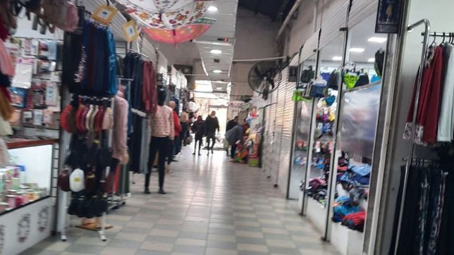 denuncian que un paseo de compras de berisso sigue abierto pese a las restricciones