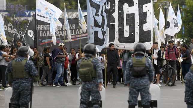 manifestantes de la ccc cortaron la bajada de la autopista por la inflacion y el desempleo
