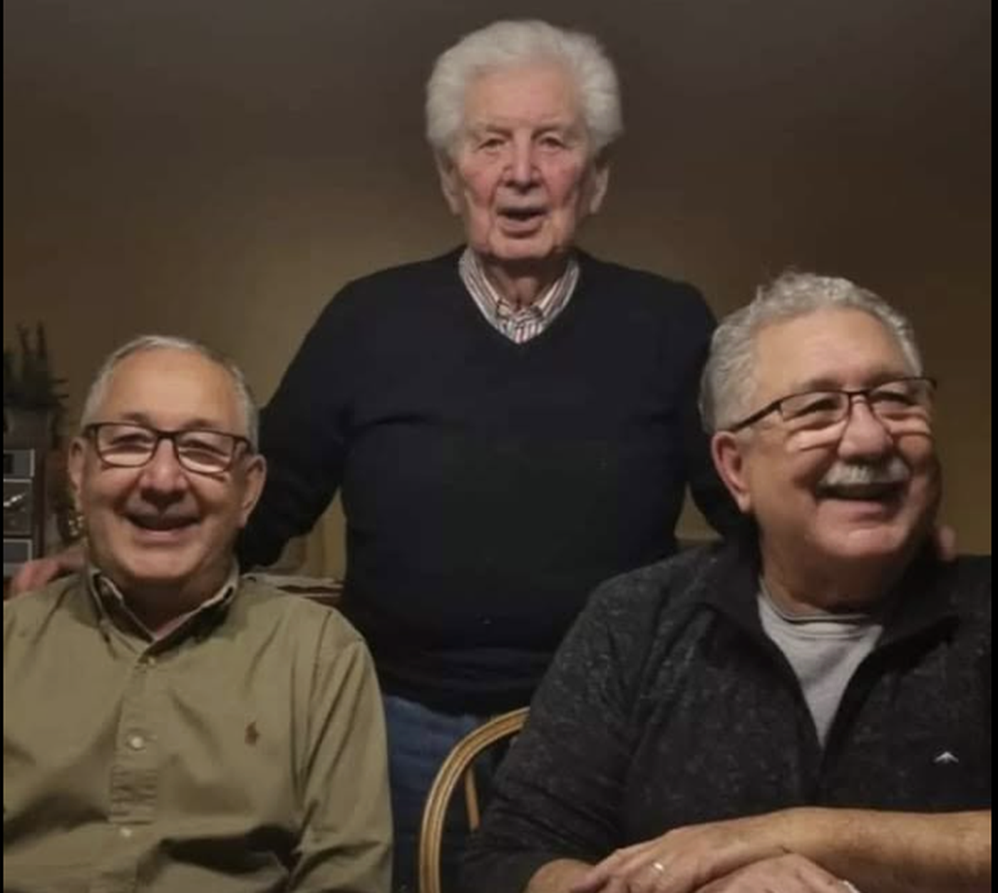 El patriarca junto a sus hijos mellizos, Miguel y Fernando.