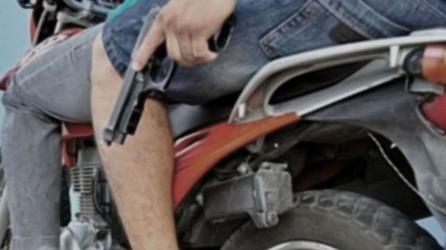 salvaje ataque de motochorros para robarle a una joven en la plata