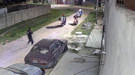 delincuentes se metieron a un edificio de la plata y huyeron en moto cargando un lavarropas delincuentes se metieron a un edificio de la plata y huyeron en moto cargando un lavarropas