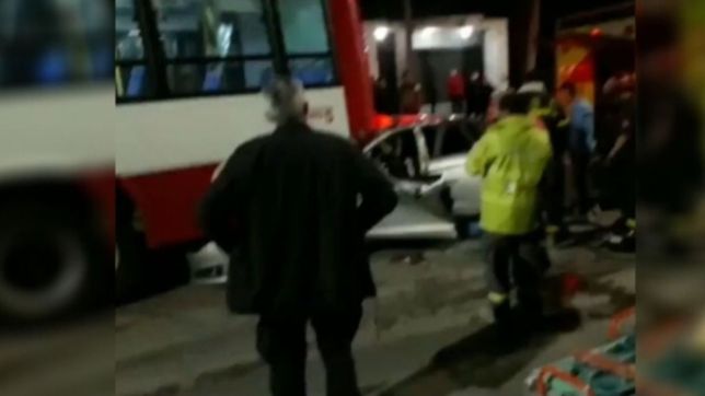 impresionante accidente en la plata: un auto se incrusto contra un micro