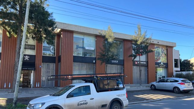 descubren a los locales de un exclusivo paseo comercial de gonnet colgados de la luz