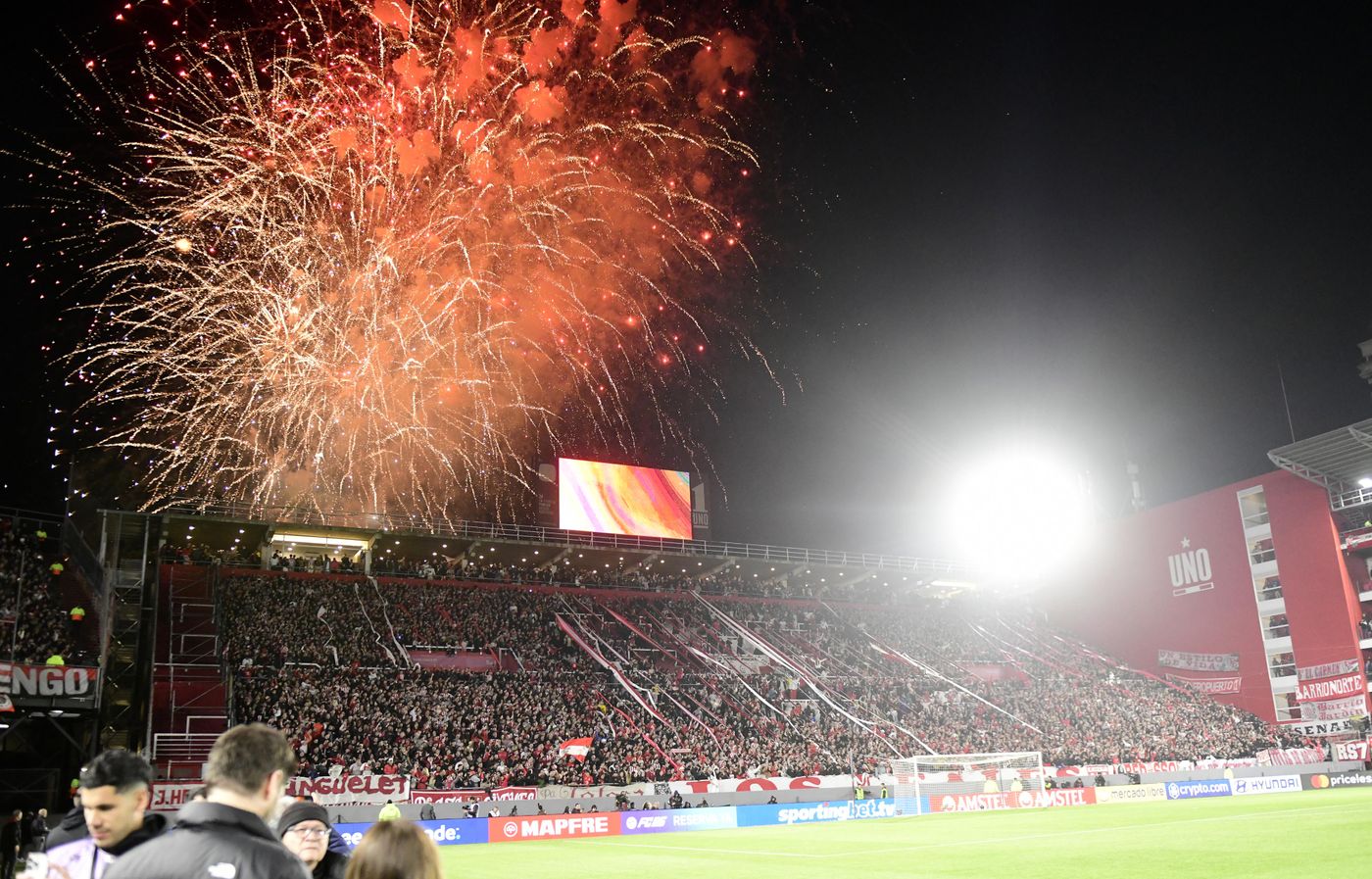 Estudiantes Flamengo fuegos artificiales hinchada UNO