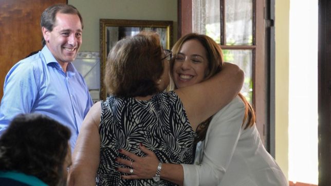 vidal y garro visitaron a inundados de la plata que lo perdieron todo