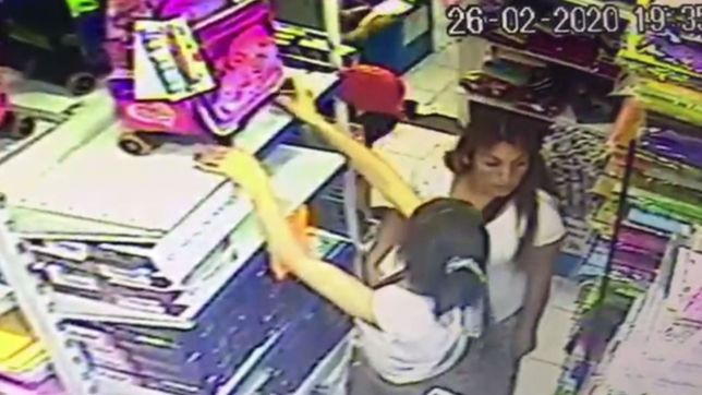 video: a dias de empezar las clases, dos mecheras robaron una mochila de una libreria de la plata