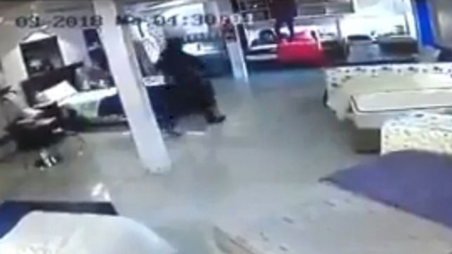 asi destrozaron el frente de una colchoneria y se llevaron sabanas y cubrecamas