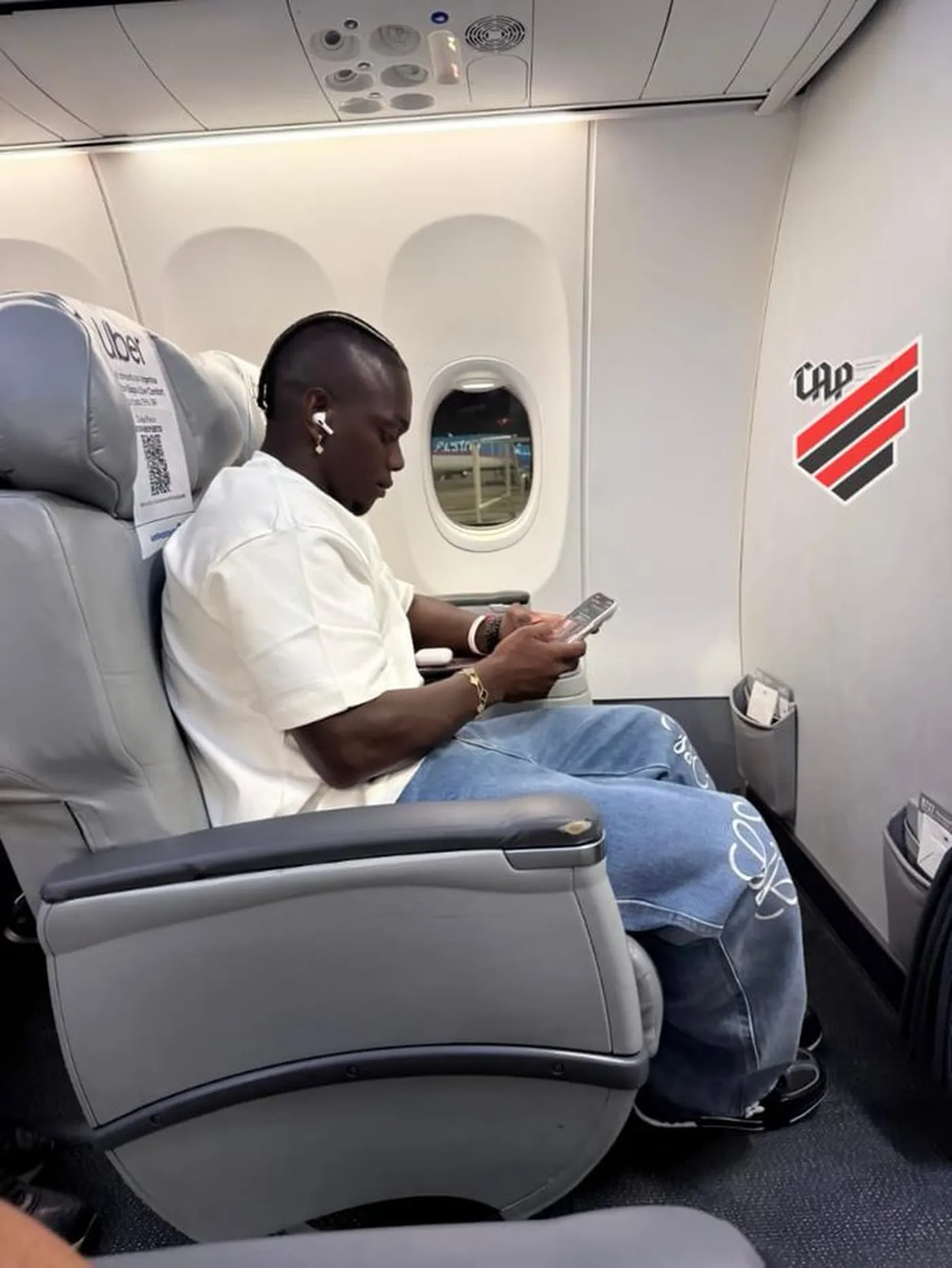 Edwuin Cetré con la pulsera de Estudiantes.