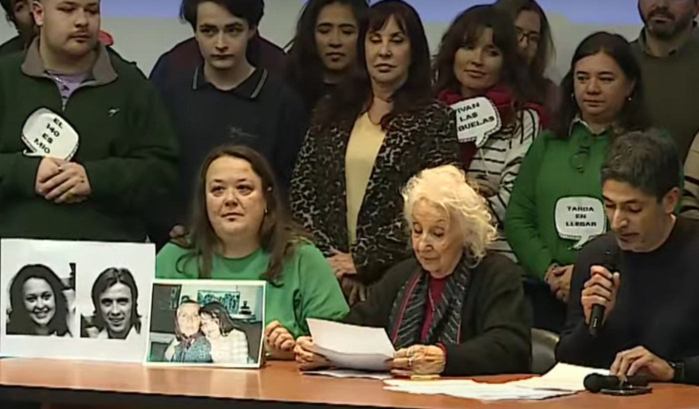 El momento en que se anunciaba la restitución del nieto 140