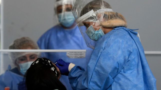 confirman 42 muertes y 6.826 nuevos contagios de covid en argentina