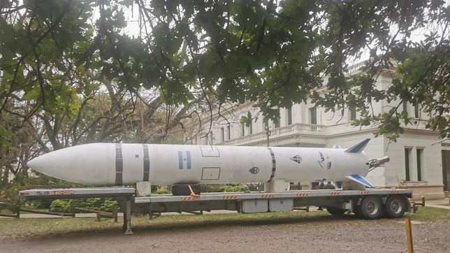 un misterioso cohete sorprendio a todos en una facultad de la unlp