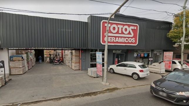 pidieron ir al bano, los dejaron entrar y robaron en una conocida casa de ceramicos