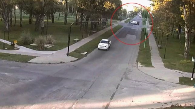 video: un ciclista resulto herido tras quedar en medio de un violento choque en ensenada