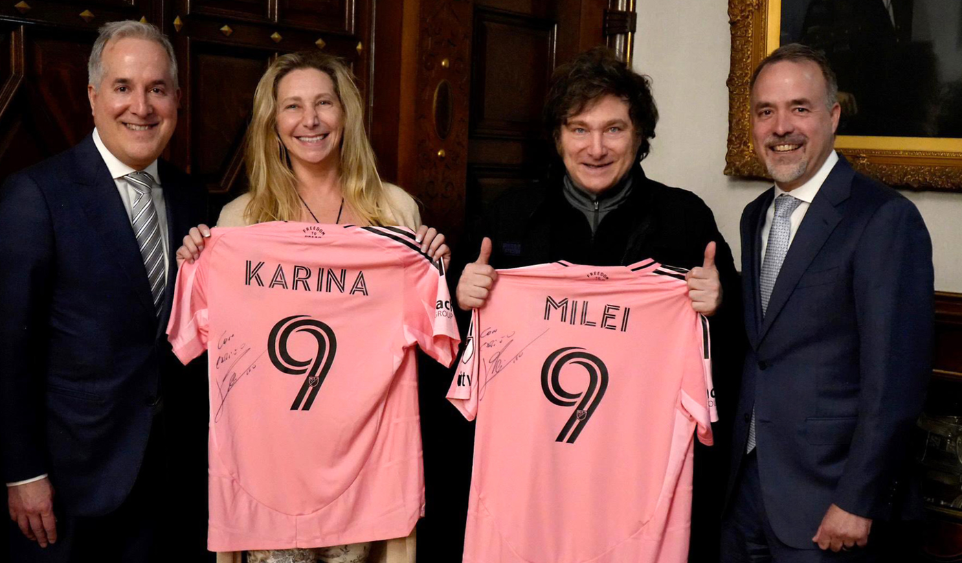Javier Milei, junto a Karina, Jorge y José Más, con la camiseta firmada por Messi.