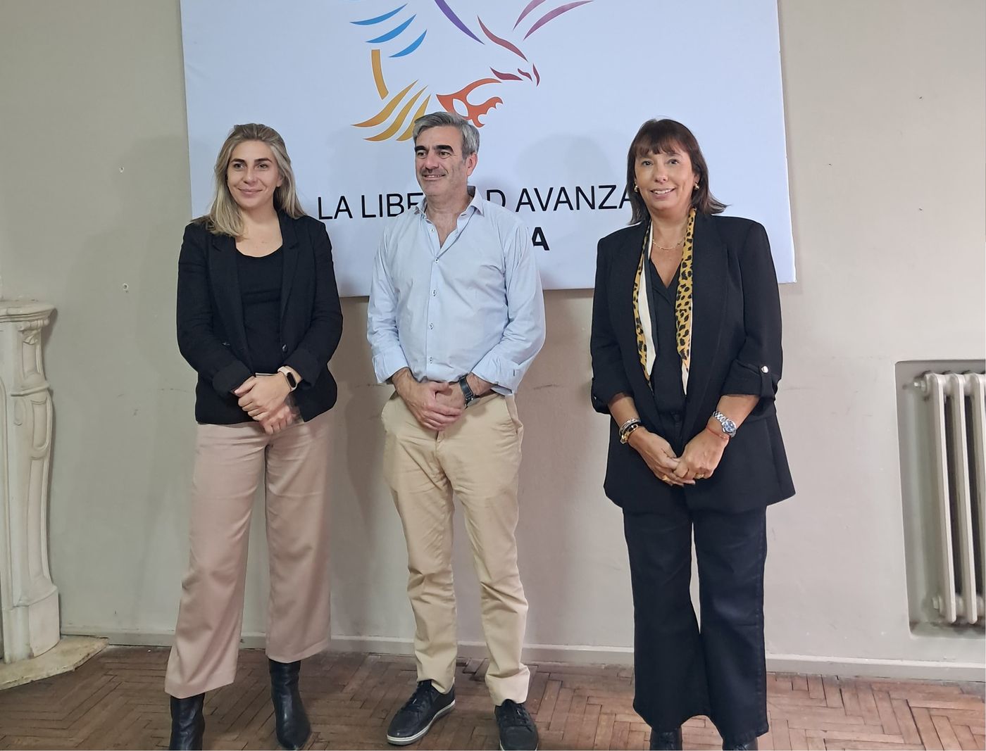 De Urraza junto a las concejalas Belén Muñoz y Florencia Barcia, quienes se incorporaron en abril al bloque LLA.