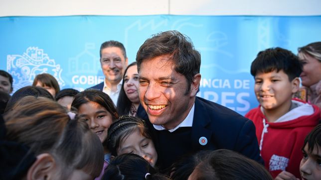 kicillof critico a milei tras la polemica foto con el emblema nunca mas en la matanza