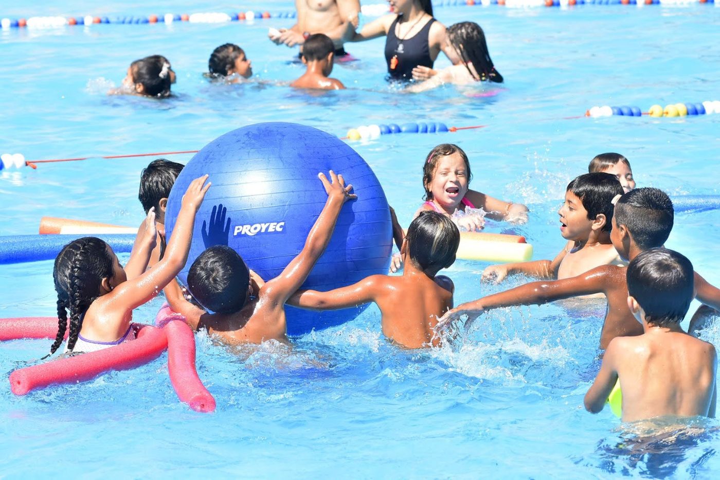 La colonia ofrece una propuesta recreativa con deportes, juegos, actividades acuáticas y talleres para los chicos La colonia ofrece una propuesta recreativa con deportes, juegos, actividades acuáticas y talleres para los chicos