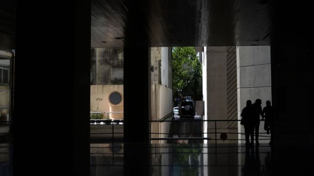 se corto la luz en las torres de plaza moreno y alumbran con linternas para poder trabajar