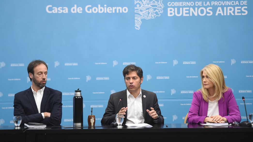 Kicillof anunció el aumento para estatales y se enfrentó a Milei