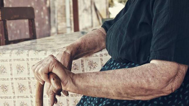 irrumpieron en la casa de una abuela de la plata, le robaron todos sus ahorros y escaparon