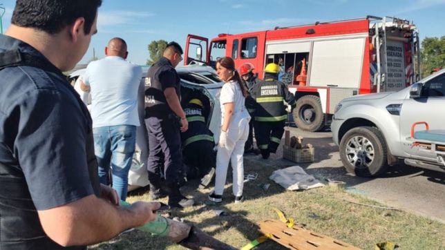 volco un taxi de la plata y tuvieron que cortar el techo para rescatar al pasajero