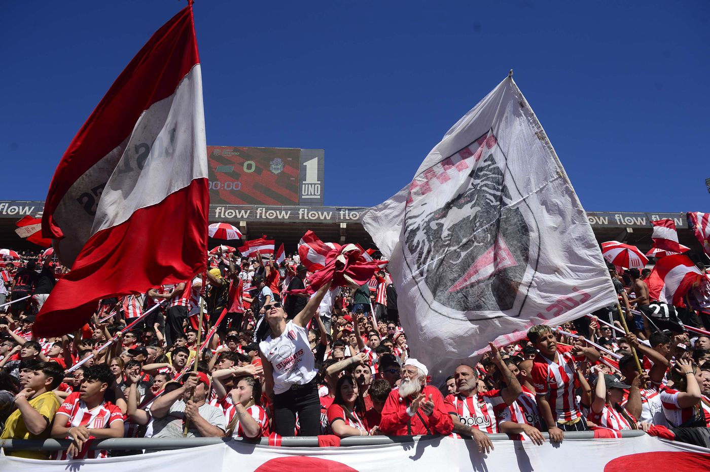 Estudiantes Gimnasia hinchada UNO clásico