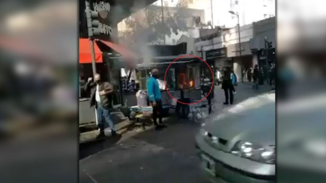 VIDEO: Revuelo en pleno centro de La Plata por el incendio de un carrito de pochoclos