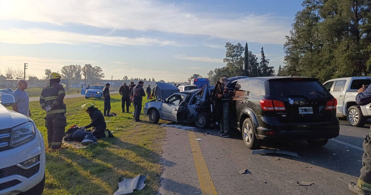Violento choque en Ruta 2 con heridos y gente atrapada en los autos
