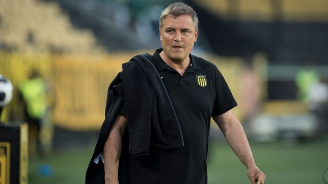 el dt de penarol exploto por la llegada fernando muslera a estudiantes