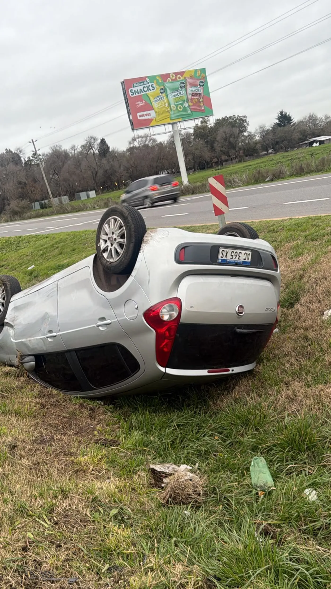El auto de la agente de la Polic&iacute;a Bonaerense que qued&oacute; volcado a la vera de la Ruta 2