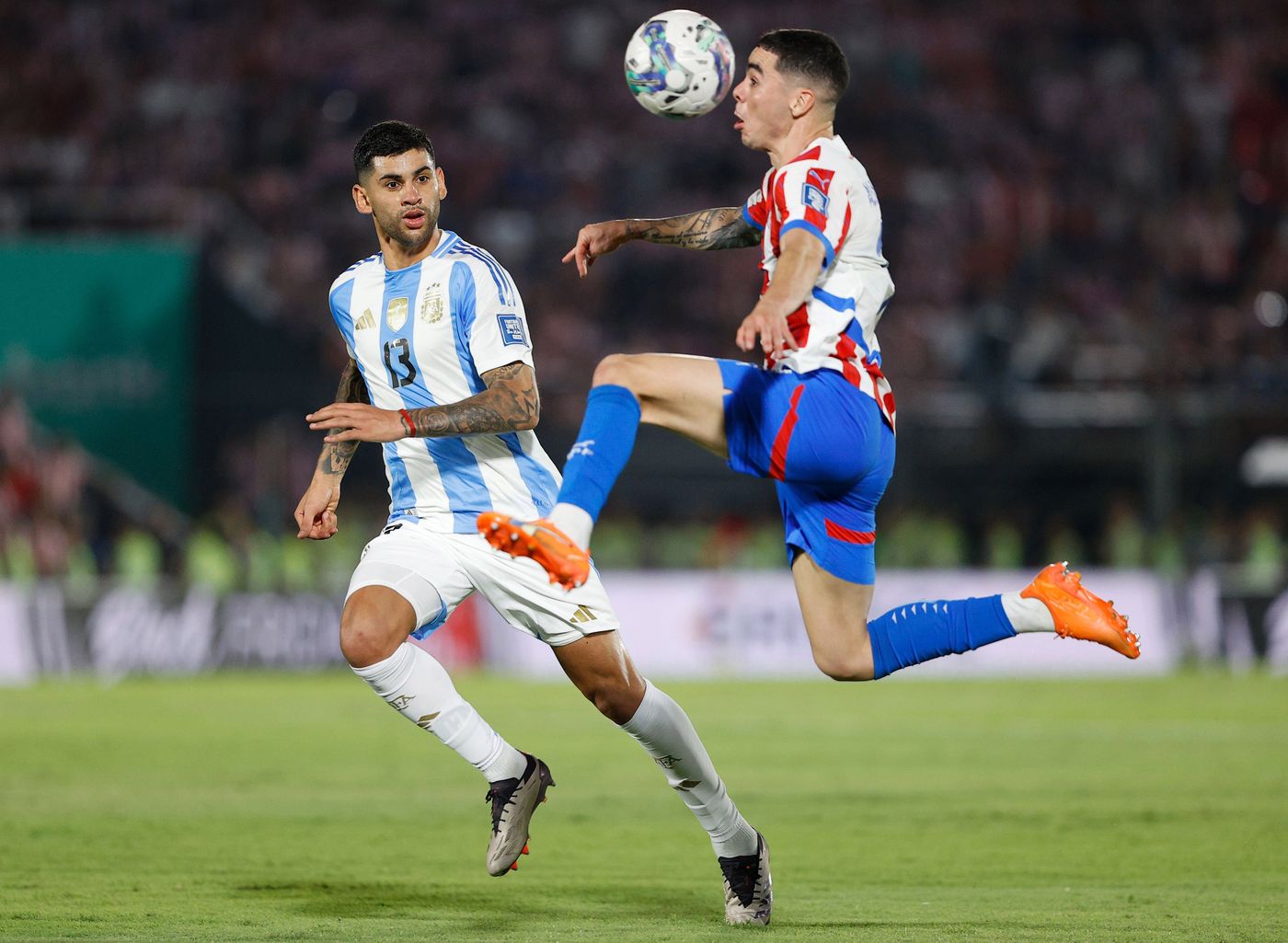 Cristian Romero salió lesionado en el entretiempo.