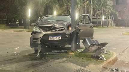Un automovilista perdió el control y se incrustó contra un semáforo en 13 y 32