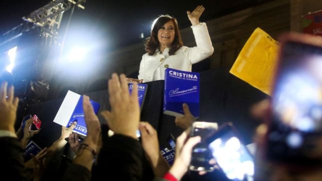 con un guino a saintout, cristina presentara su libro sinceramente en la facultad de periodismo