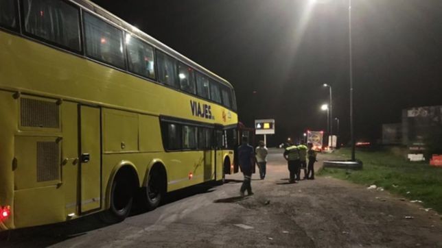 un chofer sin habilitacion se atrinchero en un micro en la ruta 2: corranse o los piso
