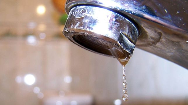 cansados de quedarse sin agua, vecinos de tolosa haran un baldazo contra absa