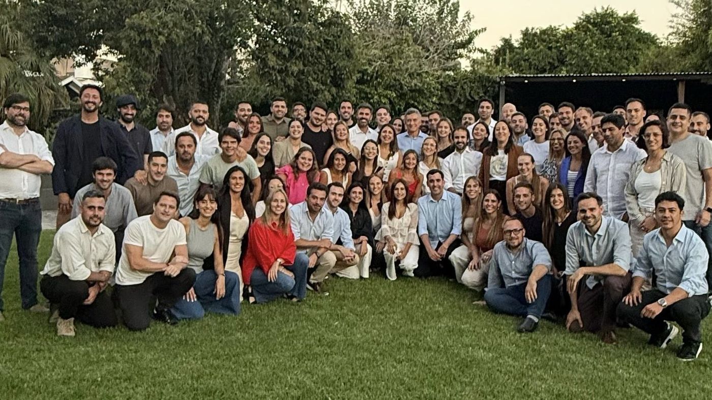 Mauricio Macri junto a los j&oacute;venes del PRO