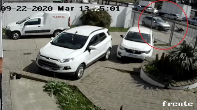 video: abrio la puerta del auto sin mirar, golpeo a una ciclista y huyo