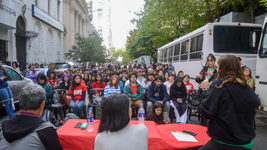 docentes y alumnos de la unlp llevaron el reclamo por financiamiento a la casa de adorni en la plata docentes y alumnos de la unlp llevaron el reclamo por financiamiento a la casa de adorni en la plata