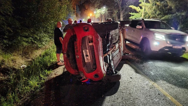 una mujer policia volco con su auto y tuvo que ser rescatada por los vecinos