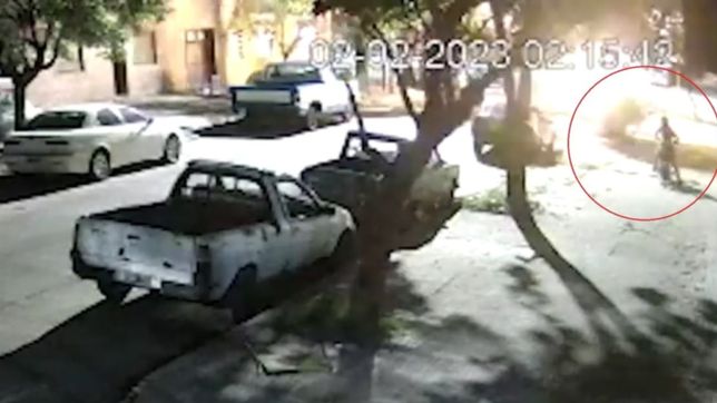 video: hicieron arder una camioneta y despertaron a un barrio entero en la plata
