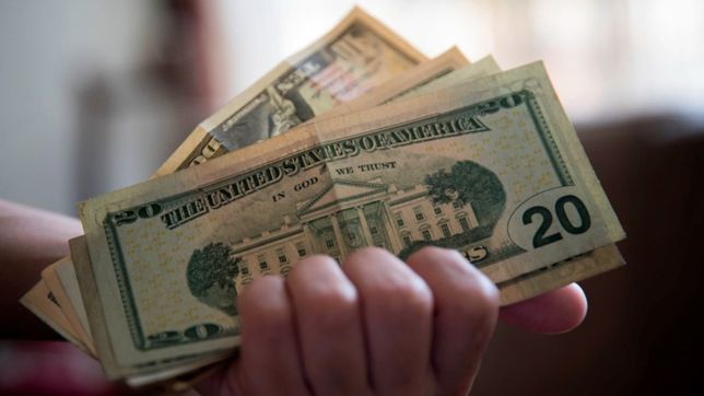 el dolar blue no tiene precio de referencia y se vende a $260